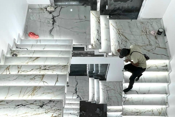 Cầu thang đá marble trắng sang trọng