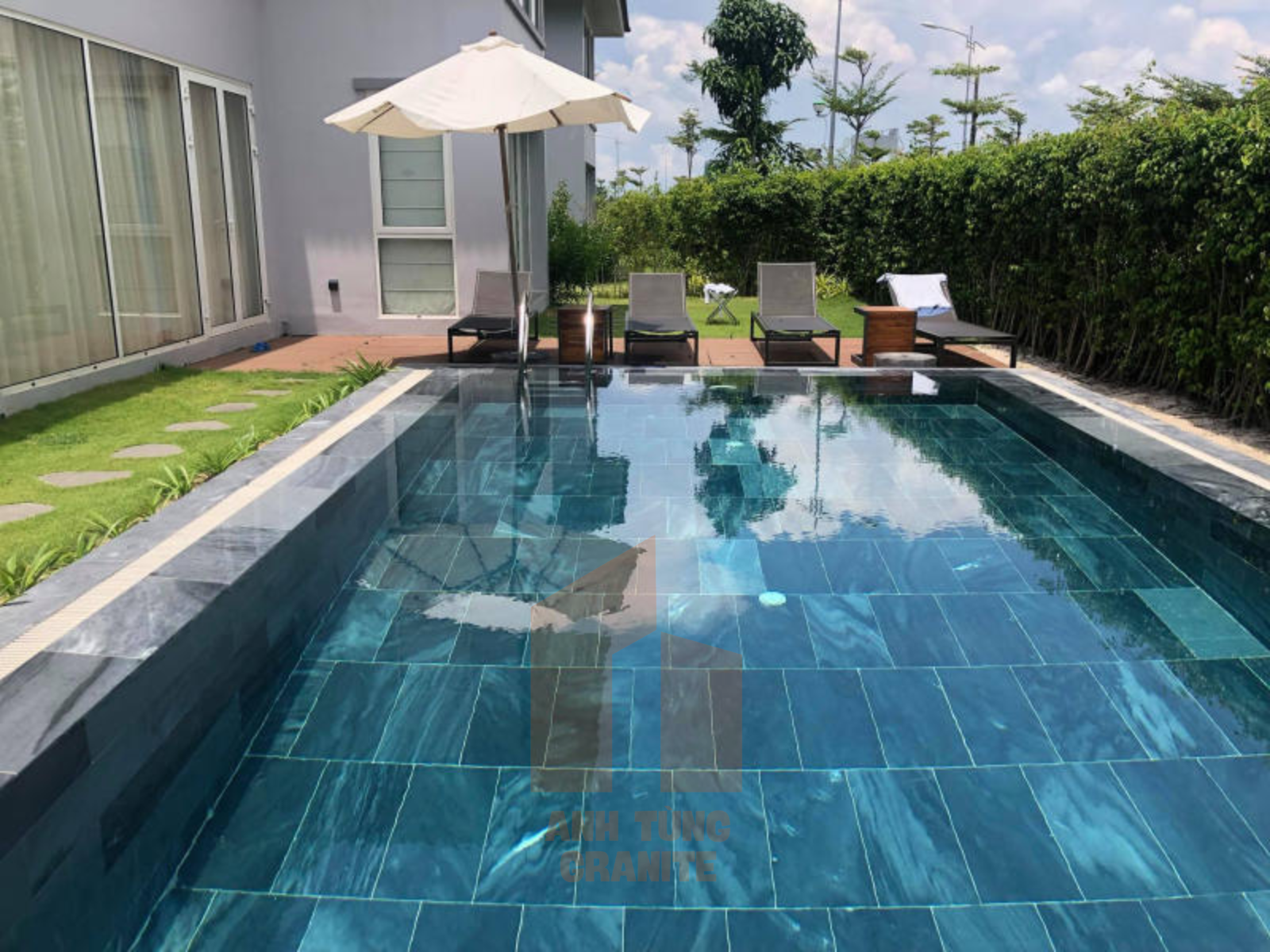 Lát hồ bơi nhà anh Vinh Quận 7